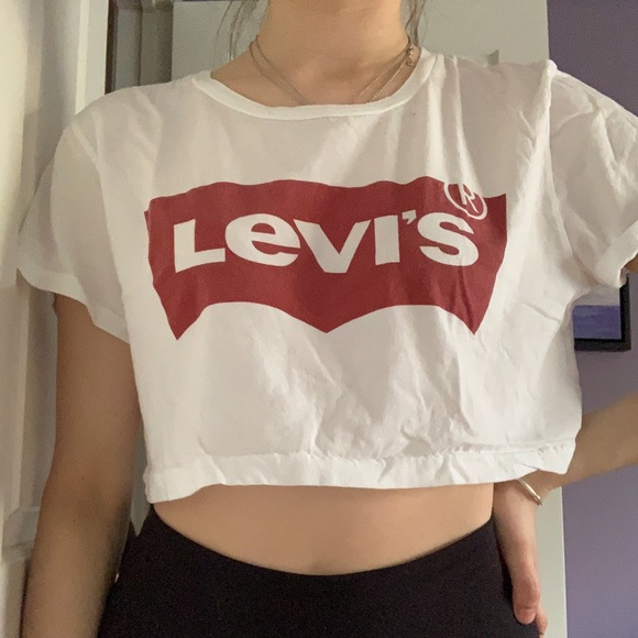Cropped Levi’s t-shirt. - Picture 2 of 4
